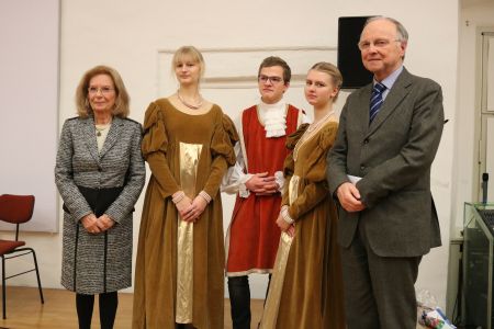 in Originalkostümen aus der Spätrenaissance begrüßen drei Schüler die Gäste, daneben die Veranstalter Ornella van Tongern und Prof. Fermi